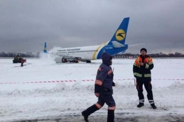 Из-за непогоды в Украине закрыто три аэропорта, ограничено движение поездов