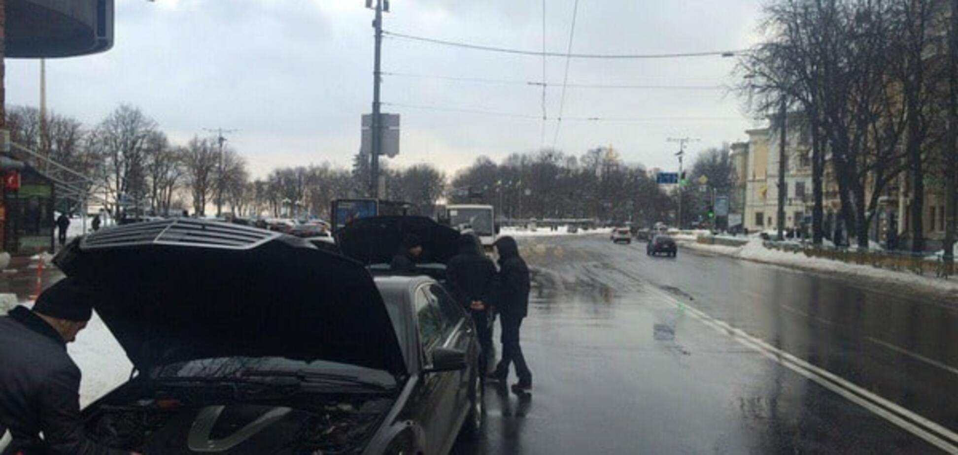 В Киеве полицейские сняли мигалки с двух люксовых авто: фото с места событий