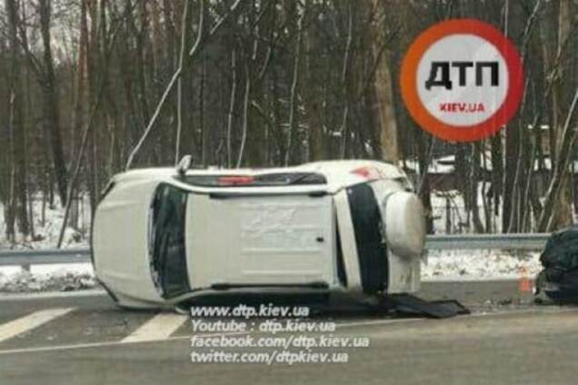В Киеве перевернулся автомобиль: фото с места ДТП