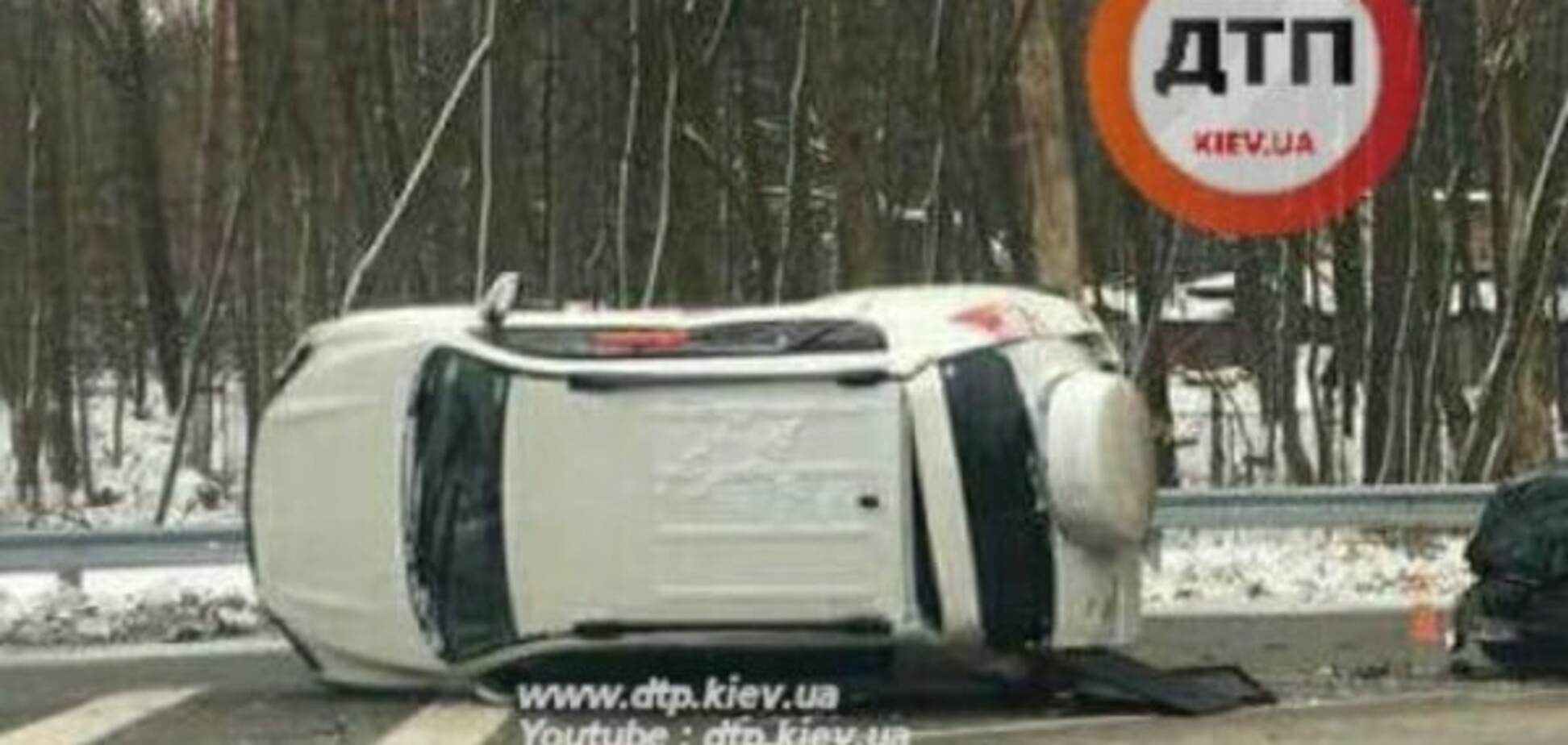 В Киеве перевернулся автомобиль: фото с места ДТП