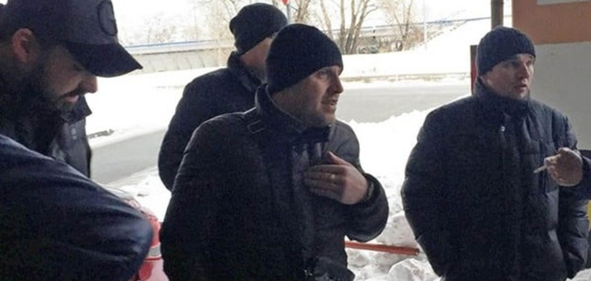 Возле киевского ТРЦ заметили наглую 'четверку': проверяют сумки