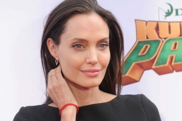 Анджелина Джоли шокировала фигурой в мини-платье: фоторепортаж