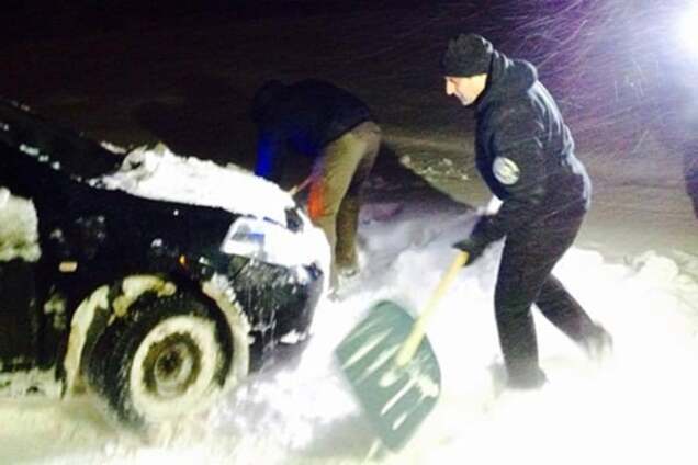При погонах и с лопатой: главный полицейский Одессы вышел на борьбу со снегом