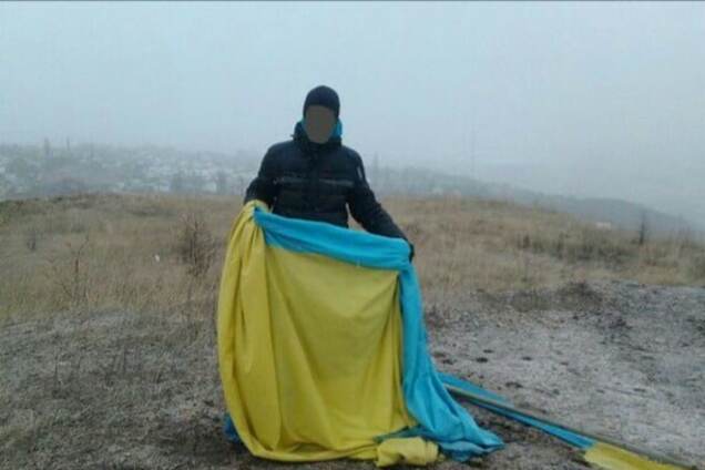 У Лисичанську чоловік осквернив прапор України: опубліковані фото