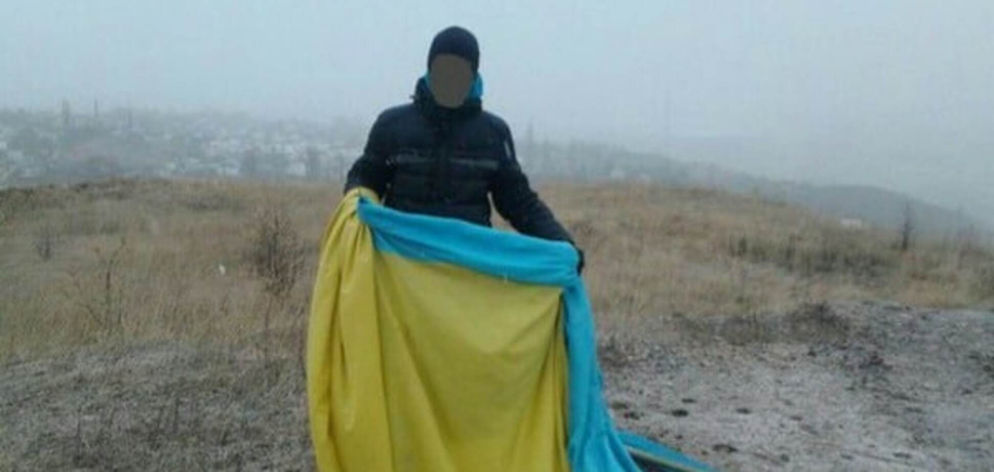 В Лисичанске мужчина осквернил флаг Украины: опубликованы фото