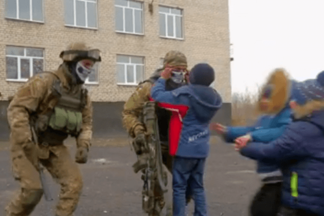 Это не покажут в России: украинские 'каратели' пришли к детям Марьинки