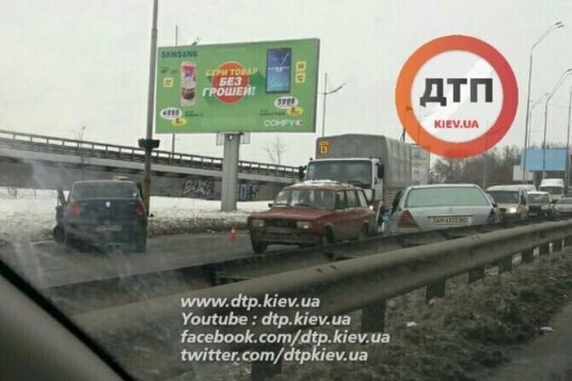 ДТП в Киеве: автомобили устроили толкучку на Набережном шоссе