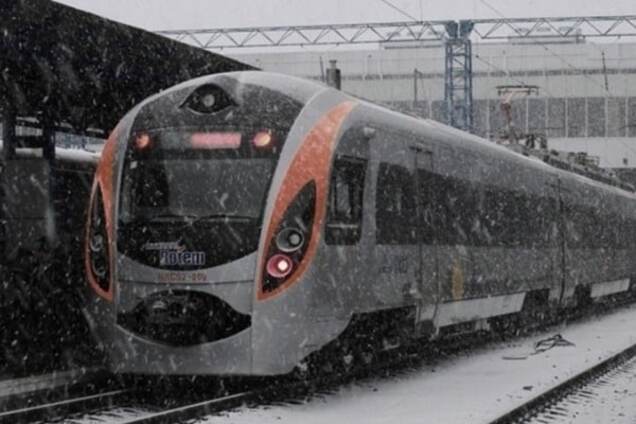 Більш 5 годин в сніговому полоні: на Дніпропетровщині застряг потяг з пасажирами. Фотофакт