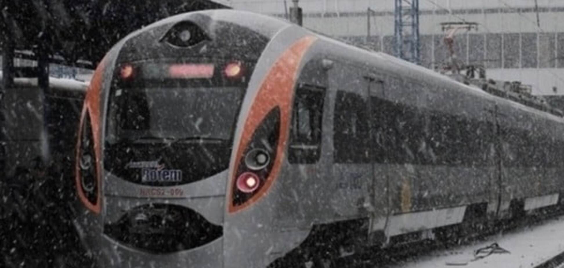 Более 5 часов в снежном плену: на Днепропетровщине застрял поезд с пассажирами. Фотофакт