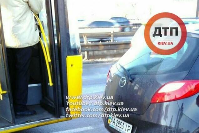 ДТП у Києві: на Південному мосту автобус 'поцілував' Mazda