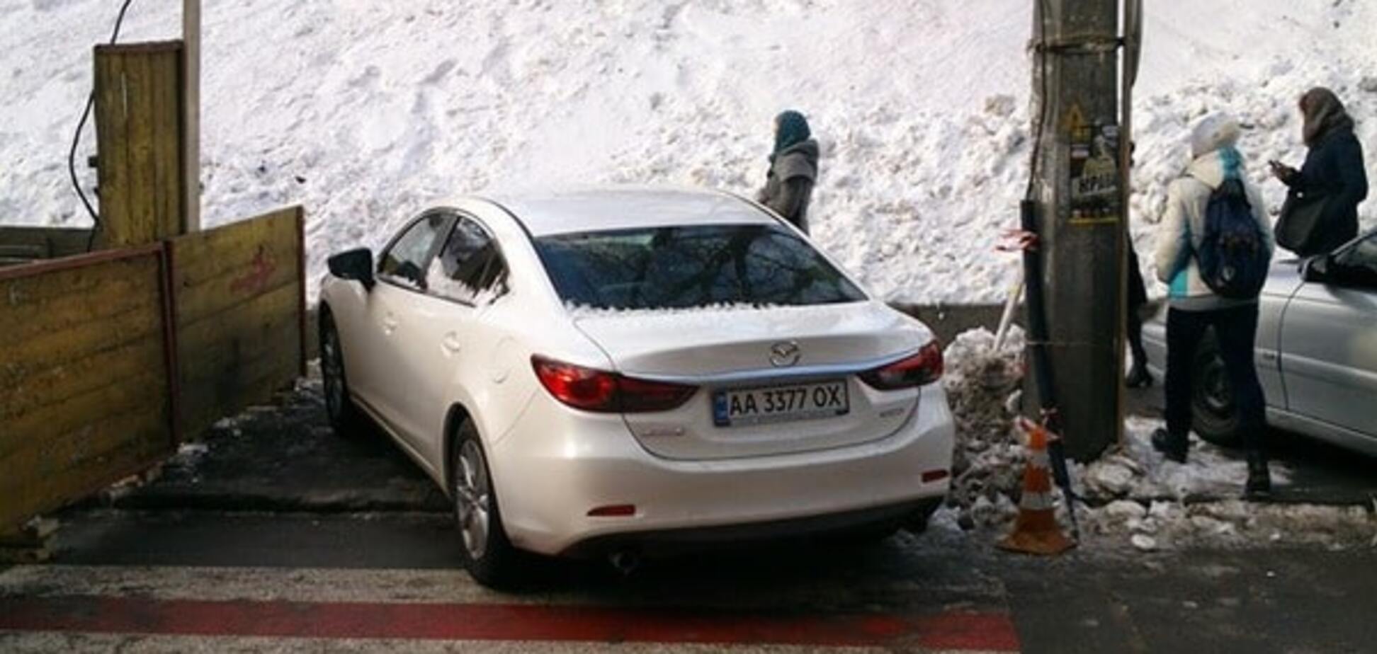 Быстрый и ловкий: в Киеве 'герой парковки' уехал до прибытия полиции