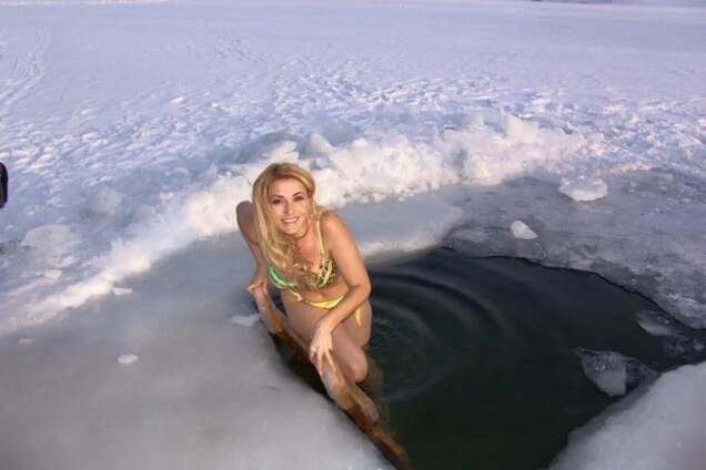 49-річна Сумська в яскравому купальнику викупалася в ополонці: опубліковані фото
