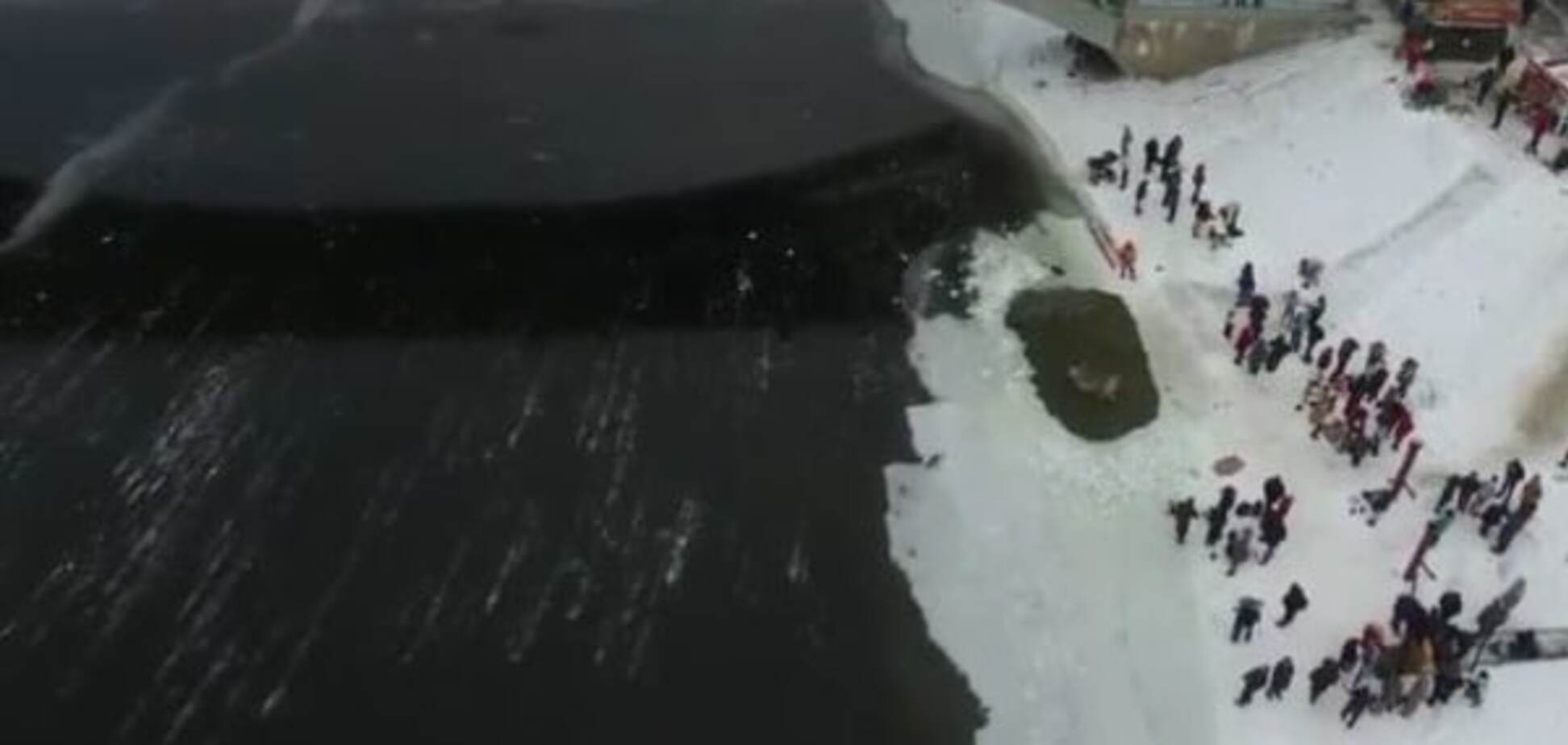 Водохресні купання в Києві з висоти пташиного польоту: опубліковано відео