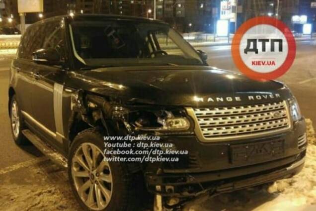 ДТП в Киеве: дорогой внедорожник вылетел на 'встречку' и тротуар