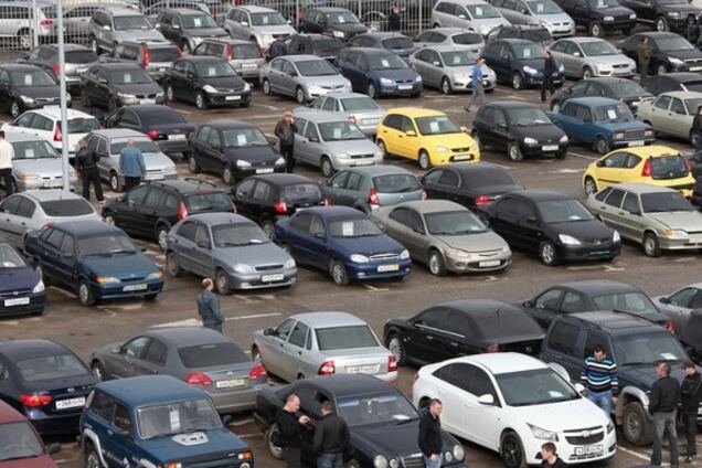 Террористы 'ЛНР' развернули бизнес на продаже 'отжатых' автомобилей: фотофакт