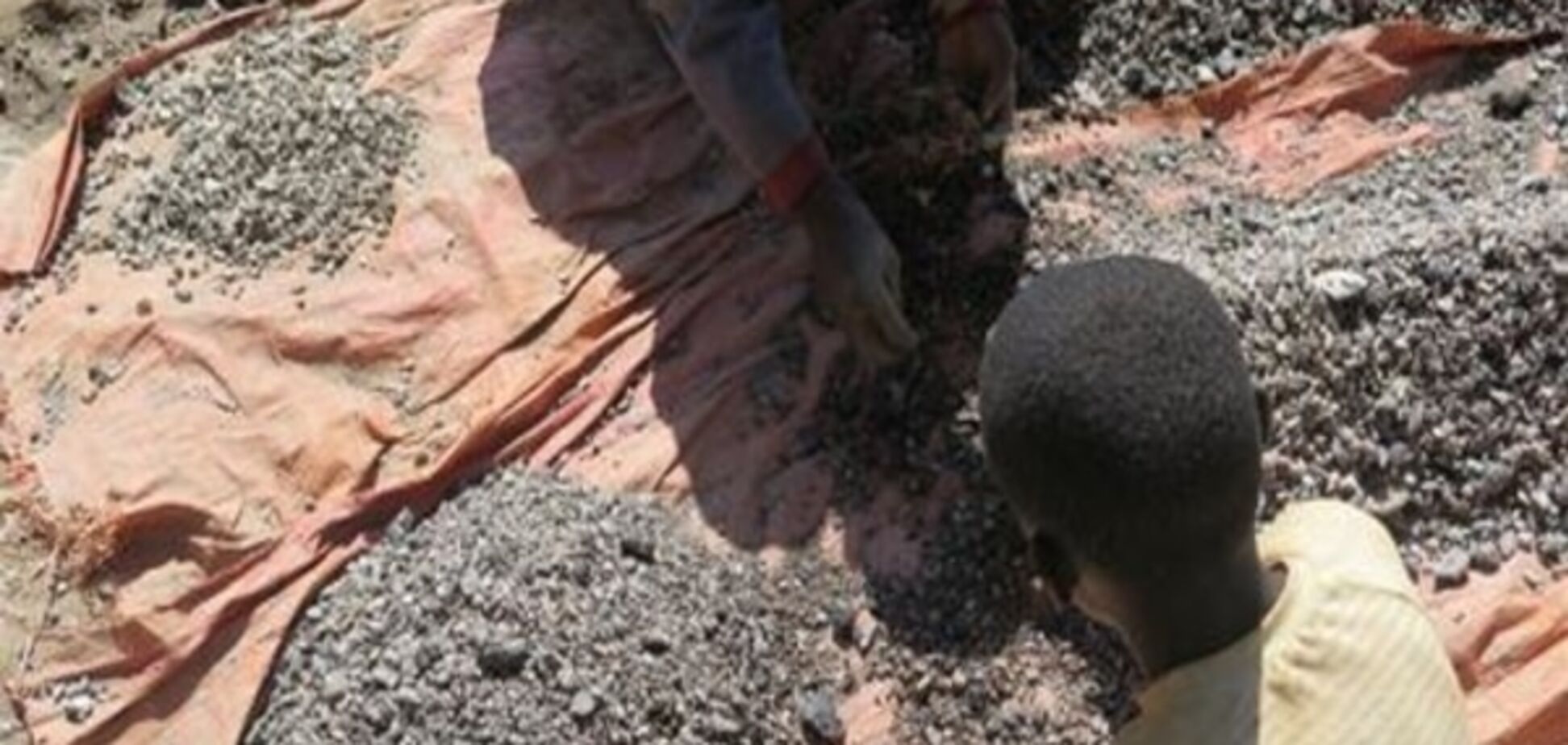 AI: Діти в Конго видобувають кобальт, який використовують у смартфонах