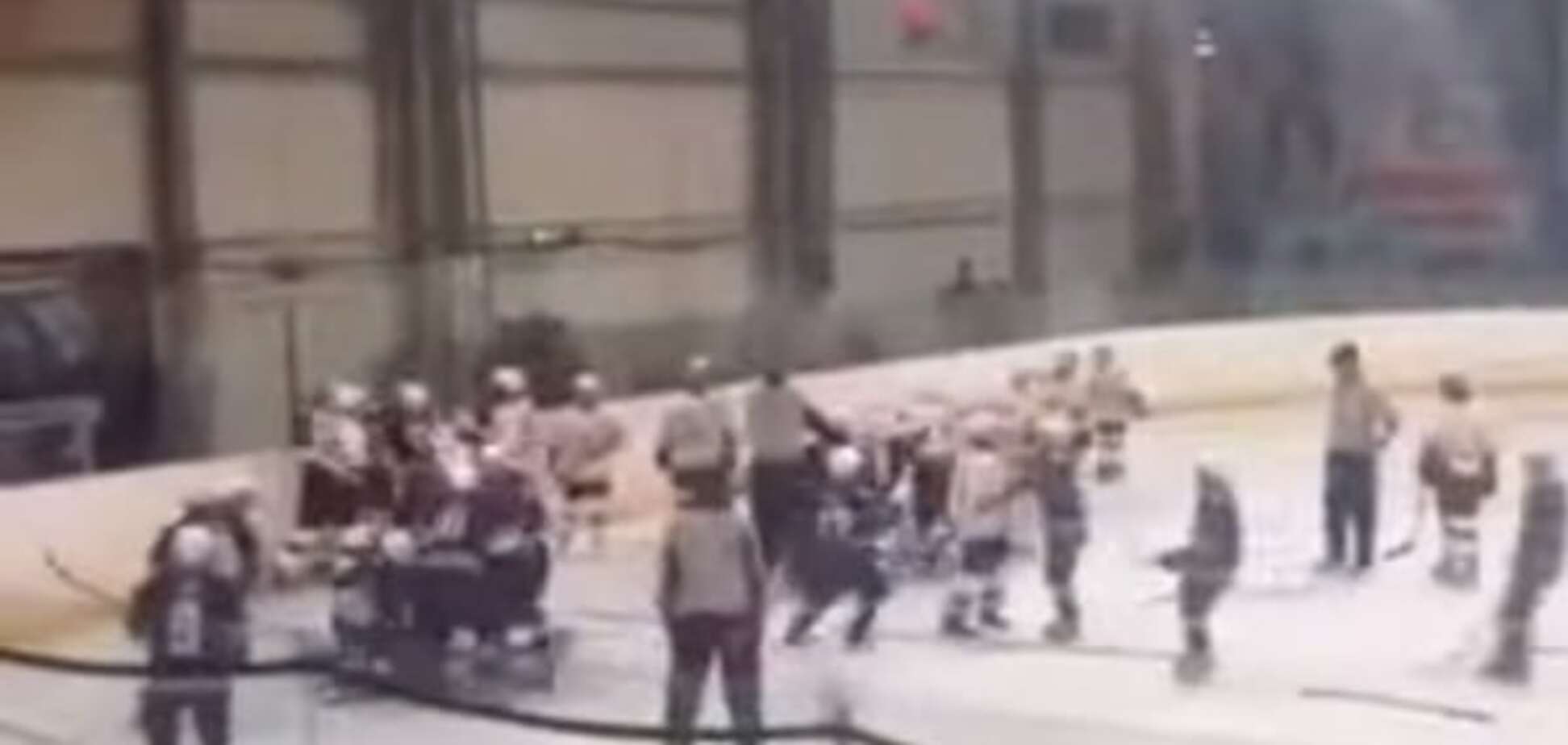 У Росії діти влаштували масову бійку на хокейному матчі: відеофакт