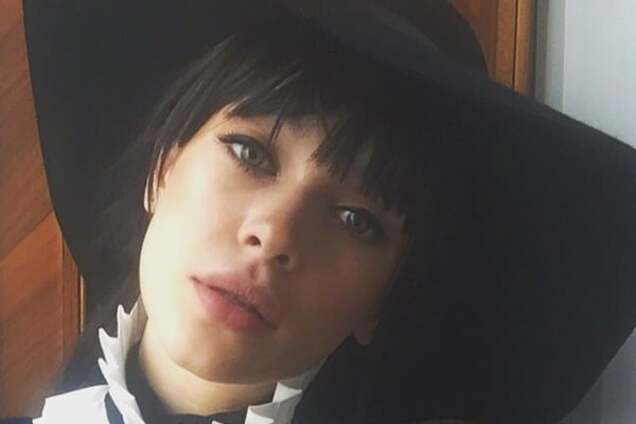 Мария Яремчук в ретро-стиле заскучала на подоконнике