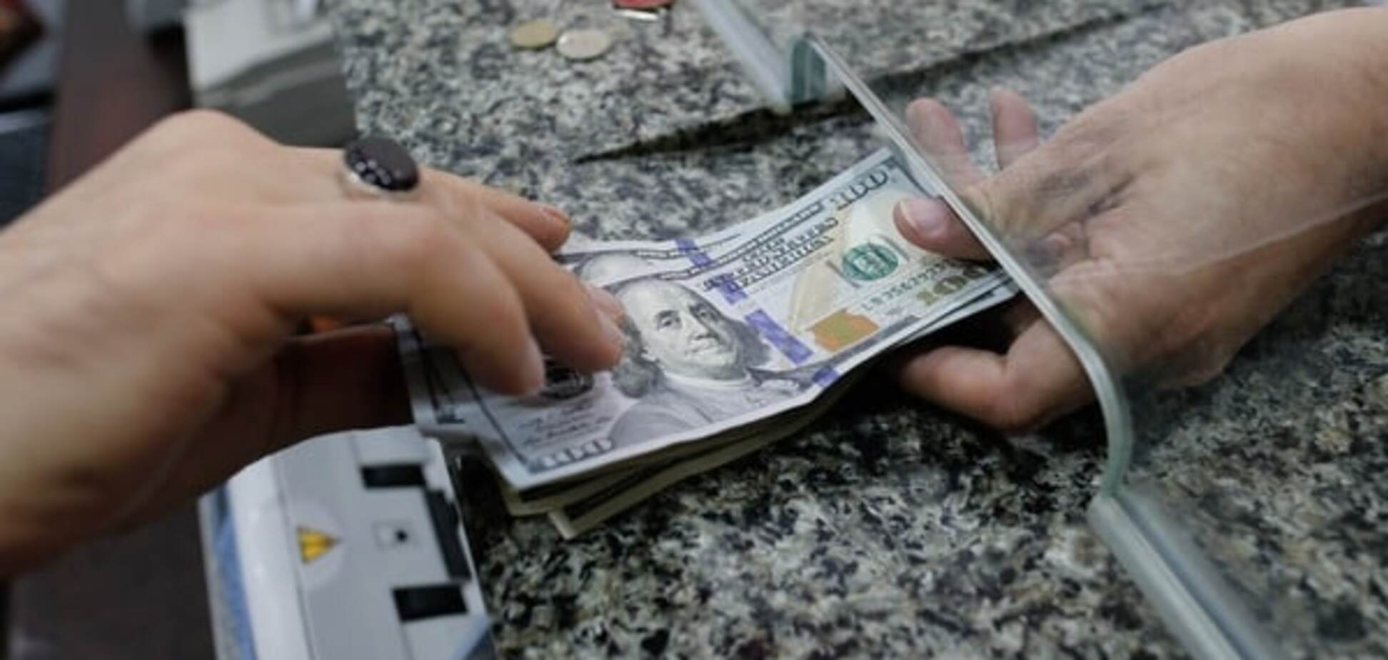 Власти Азербайджана ограничат вывоз валюты за рубеж