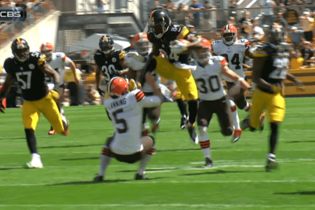 'Прямой ногой в лицо'. Американский футболист шокировал своей жестокостью во время матча: видео момента