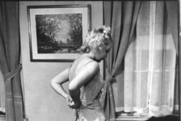 Чувак раздевается перед бабой Чувак раздевается перед бабой