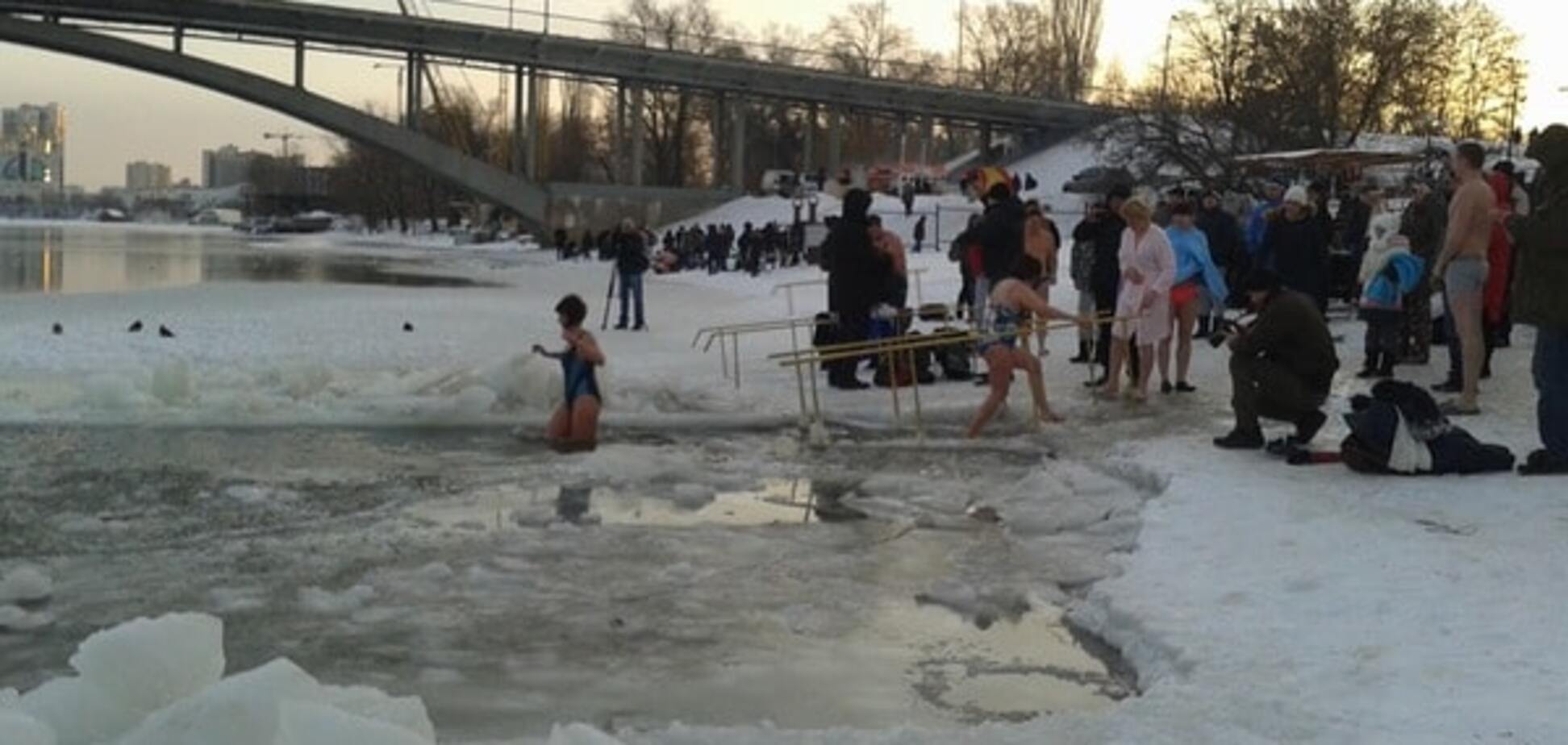 В Киеве 'моржи' начали праздновать Крещение: опубликованы фото