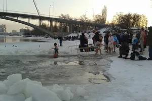 На Трухановом острове утром собрались желающие окунуться в прорубь на Крещение