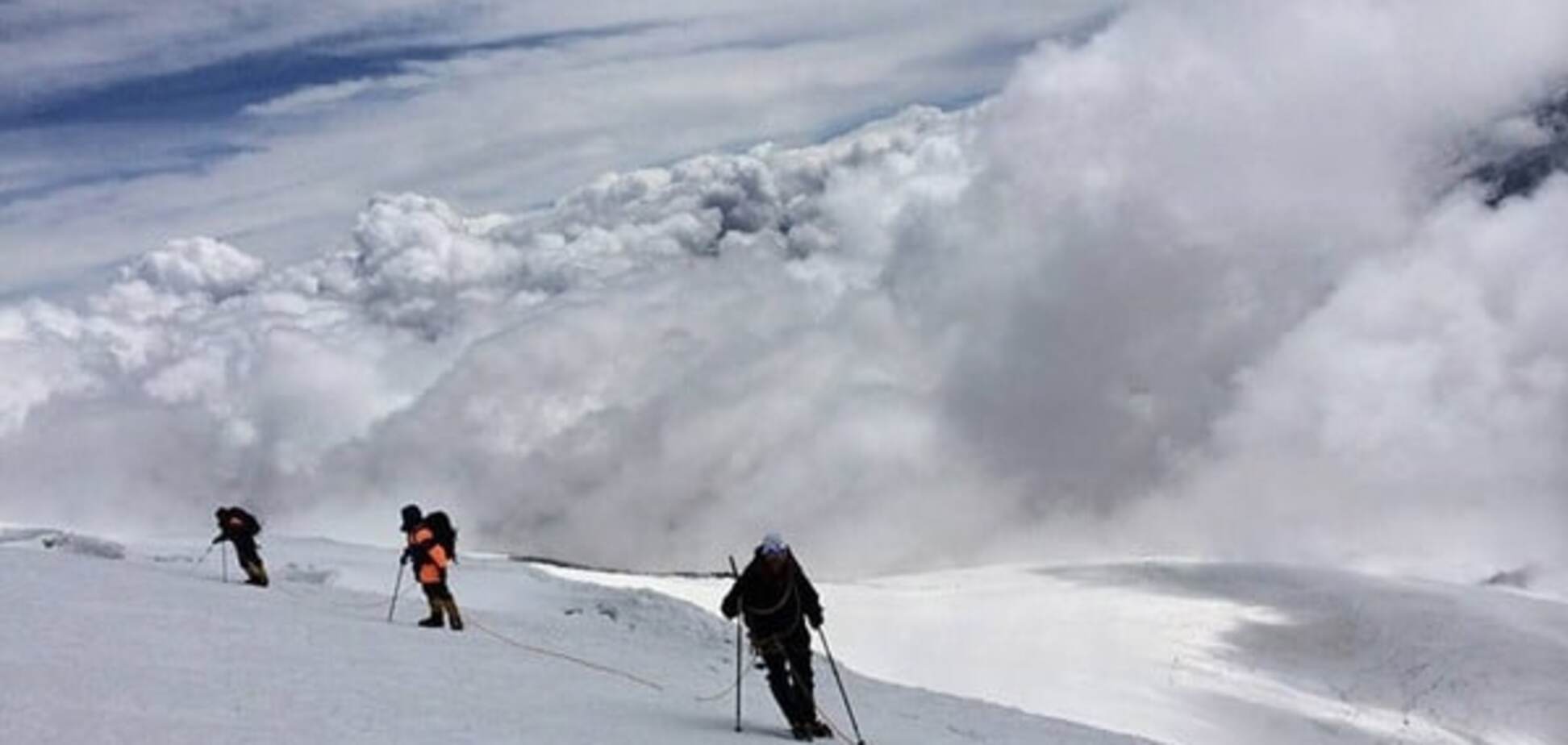 Украинские альпинисты попали под лавину в России