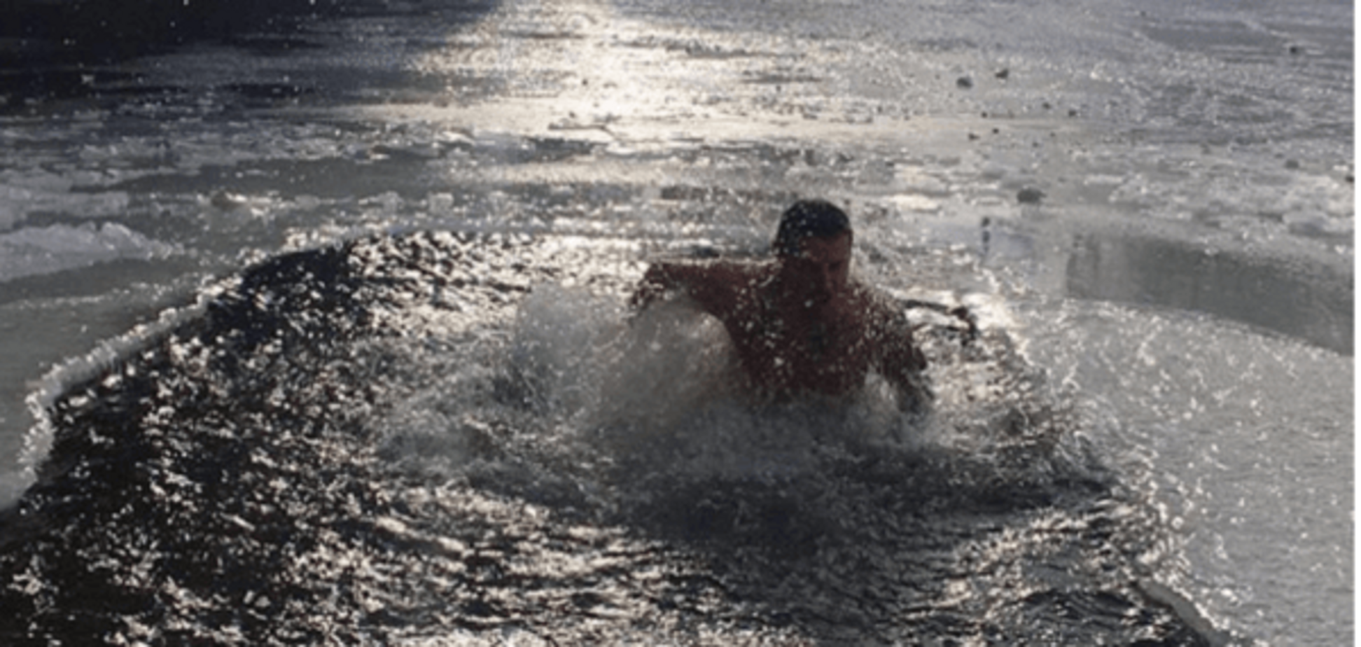 Футболіст збірної України стрибнув в ополонку на Водохреща: ефектне фото