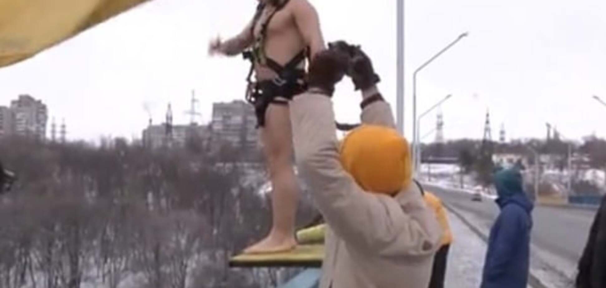 В Запорожье экстремалы на Крещение прыгали с моста в Днепр: опубликовано видео