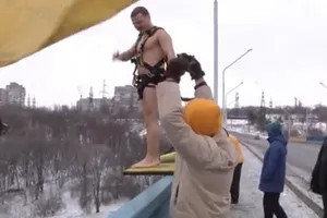 Молодые люди прыгали с 40-метрового моста в Днепр