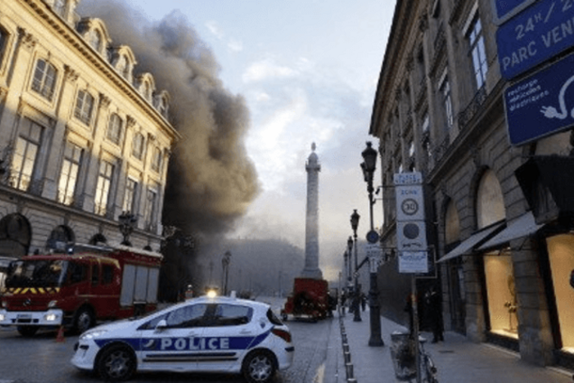 В Париже вспыхнул пожар в одном из самых дорогих отелей мира: опубликованы фото