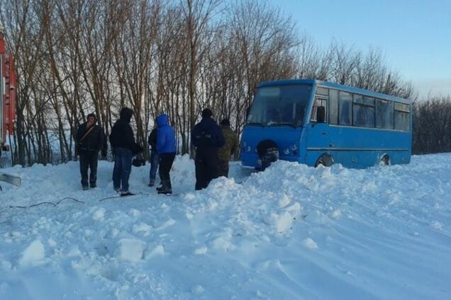 На Киевщине спасатели вызволили из снежного плена маршрутки и 'скорую'