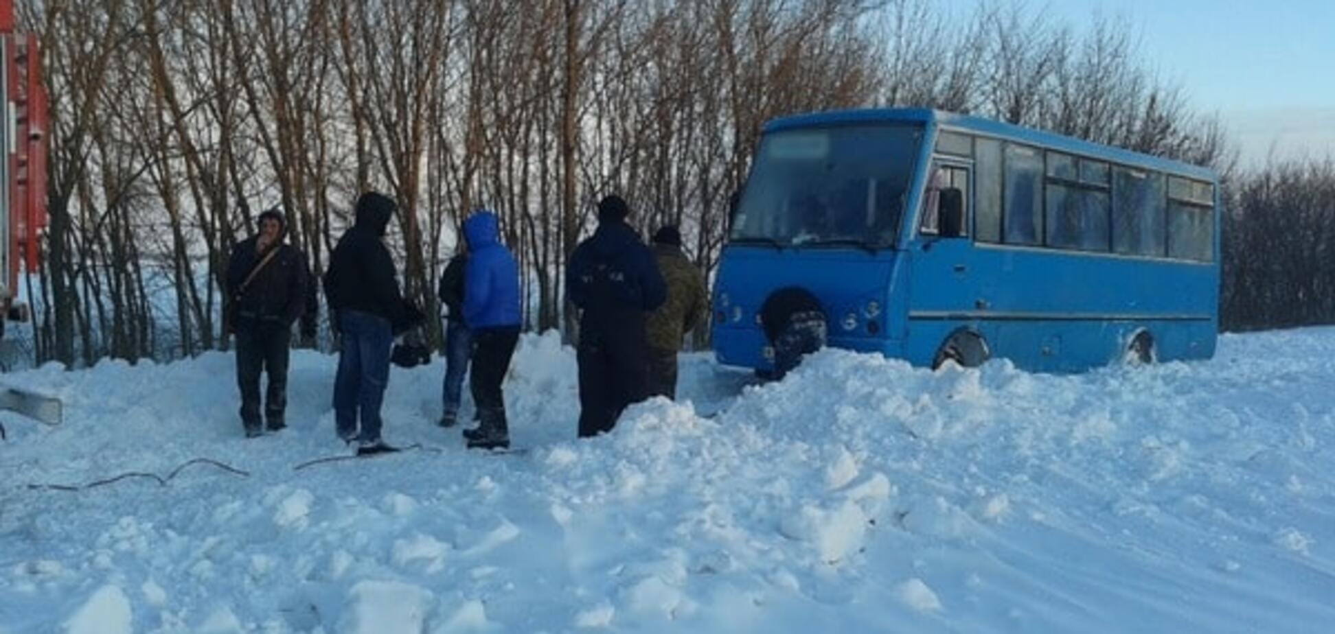 На Киевщине спасатели вызволили из снежного плена маршрутки и 'скорую'
