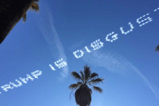 Американцы оскорбили Трампа надписями в небе: фотофакт