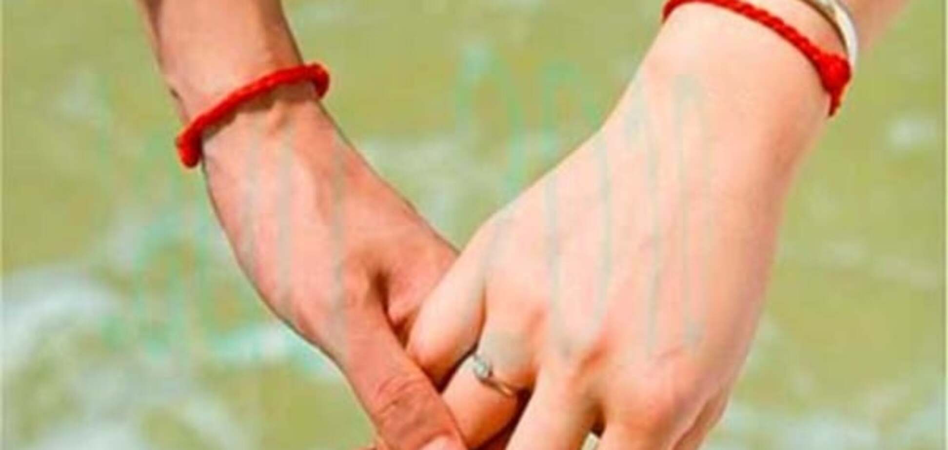 Талисман для всей семьи: значение цветов ниток-оберегов на запястье