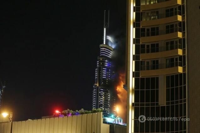 Идиоты года: молодая пара сделала селфи на фоне горящего отеля в Дубае