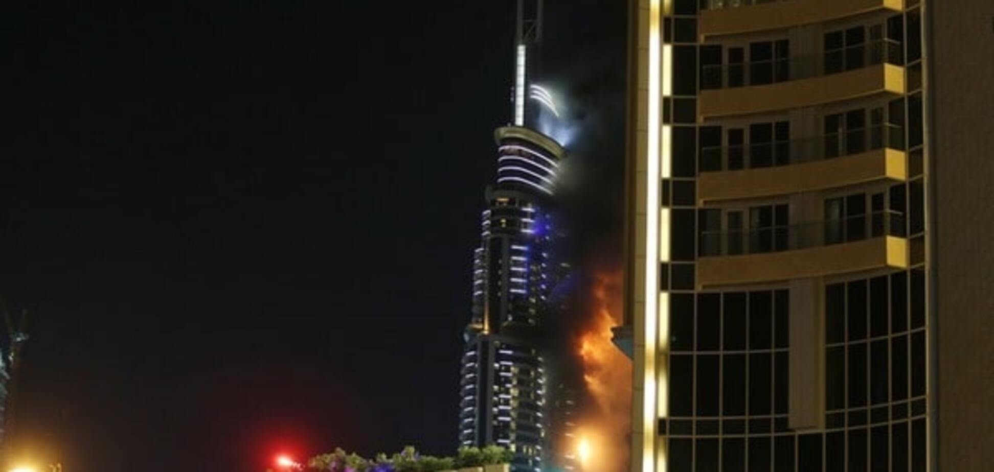 Ідіоти року: молода пара зробила селфі на тлі палаючого готелю в Дубаї