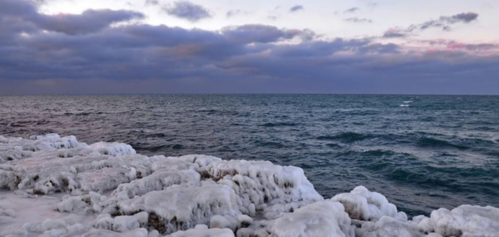 Берег Севастополя окутало льдом: фоторепортаж из зимнего Крыма
