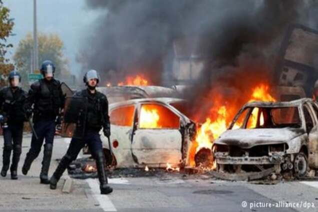 У новорічну ніч у Франції підпалили більше 800 автомобілів