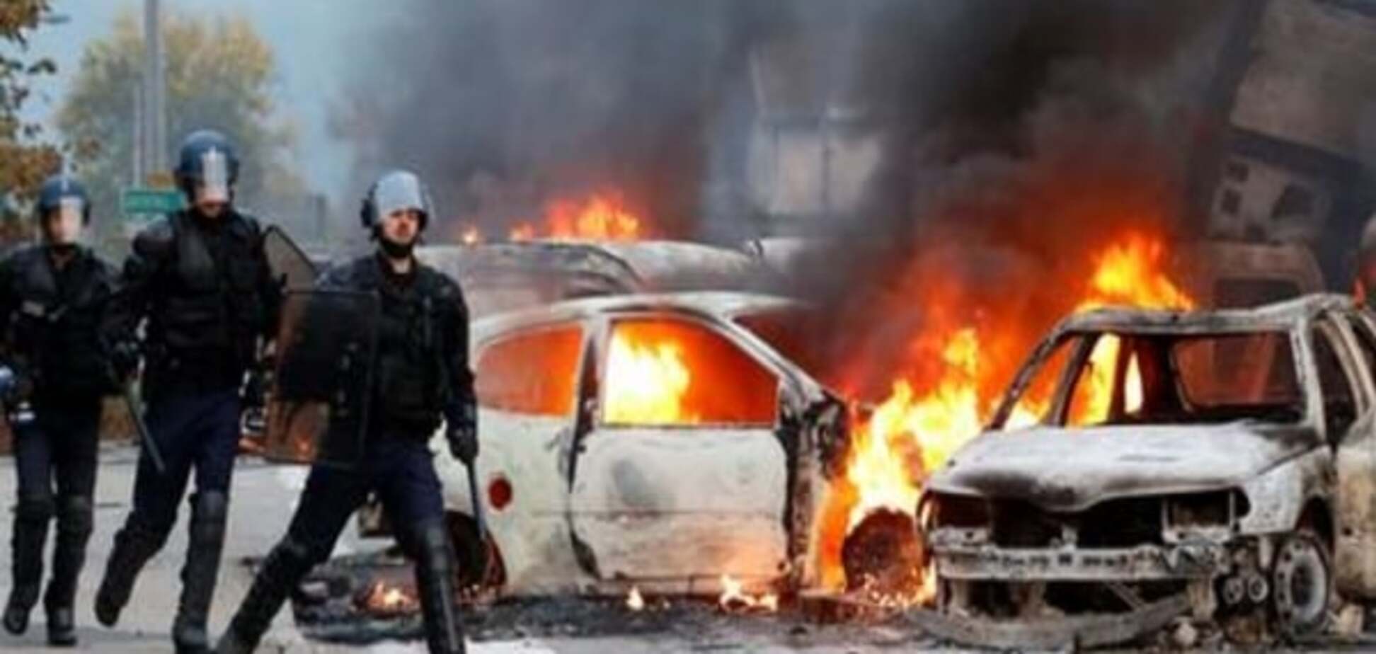 У новорічну ніч у Франції підпалили більше 800 автомобілів