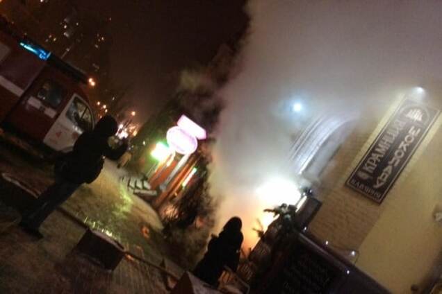 У центрі Києва сталася пожежа в ресторані: опубліковано відео