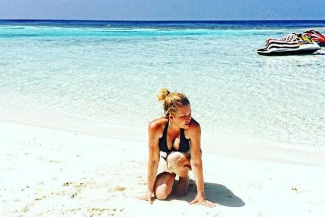 'Обезьяна еще та': Дубцова поразила растяжкой на Мальдивах