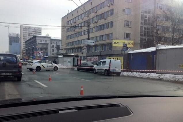 В Киеве полиция перекрыла проспект: фото с места происшествия
