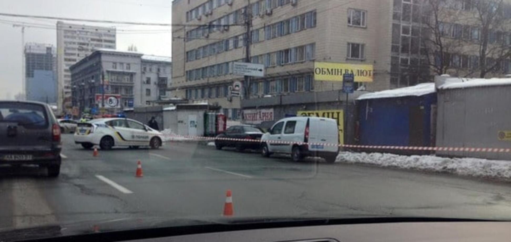 У Києві поліція перекрила проспект: фото з місця події