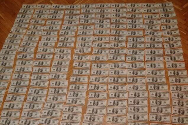 На Киевской таможне вычислили взяточника: изъяли валюту и золото