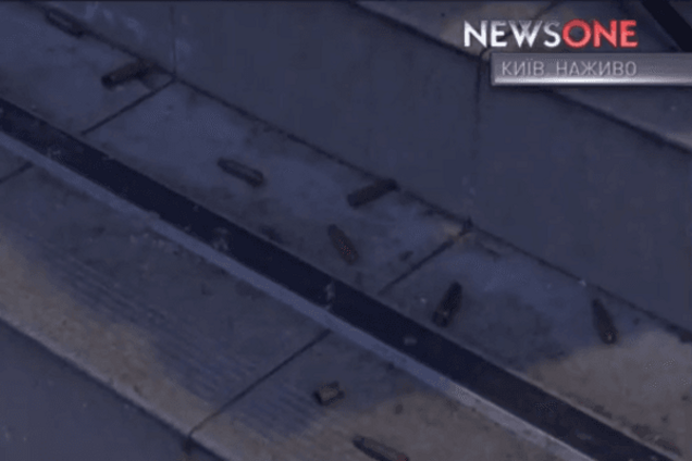 Бойкот: в Киеве вход в 'Сбербанк России' засыпали гильзами