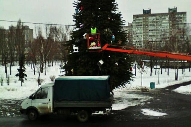 В парках Киева начали демонтаж новогодних елок