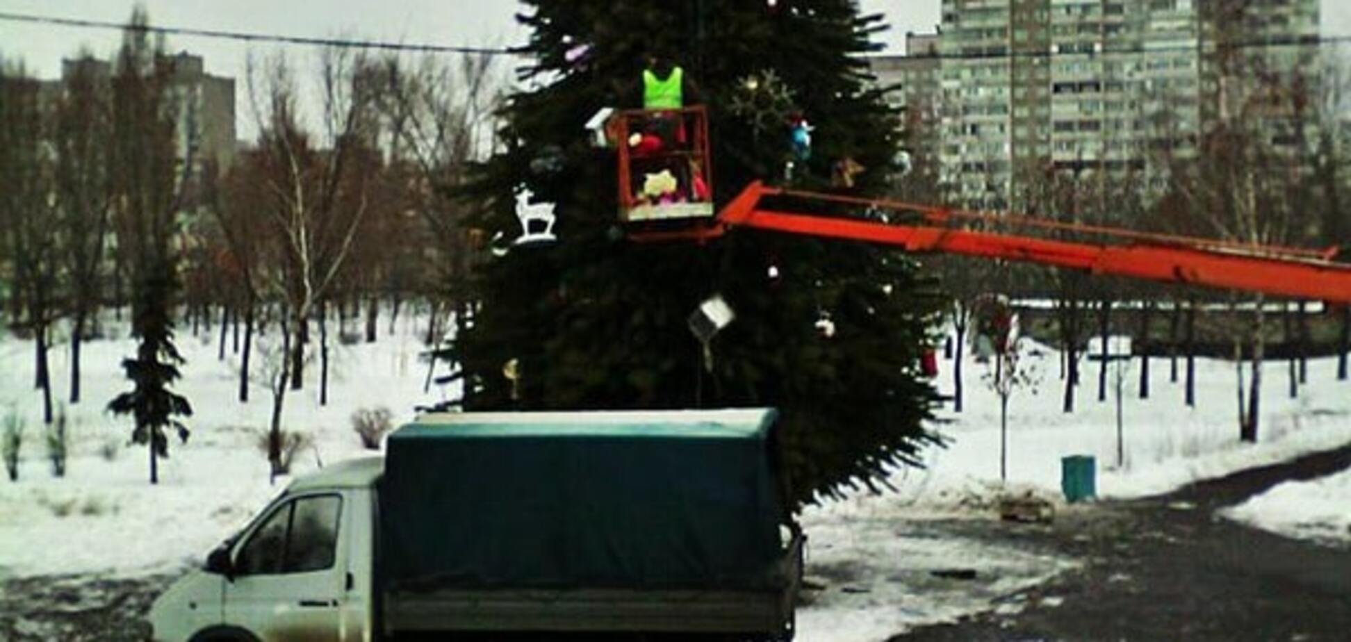 В парках Киева начали демонтаж новогодних елок