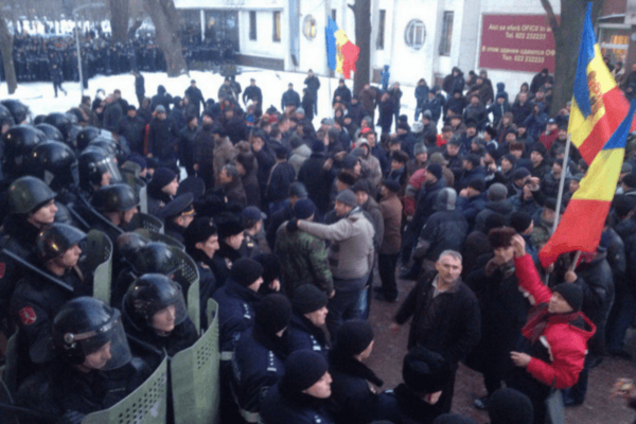 Революция в Молдове: протестующие покинули парламент, есть раненые. Опубликованы фото и видео